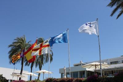 La Bandera Azul y la `Q` de Calidad Turística reconocen la excelencia y calidad del Club de Mar Mallorca 